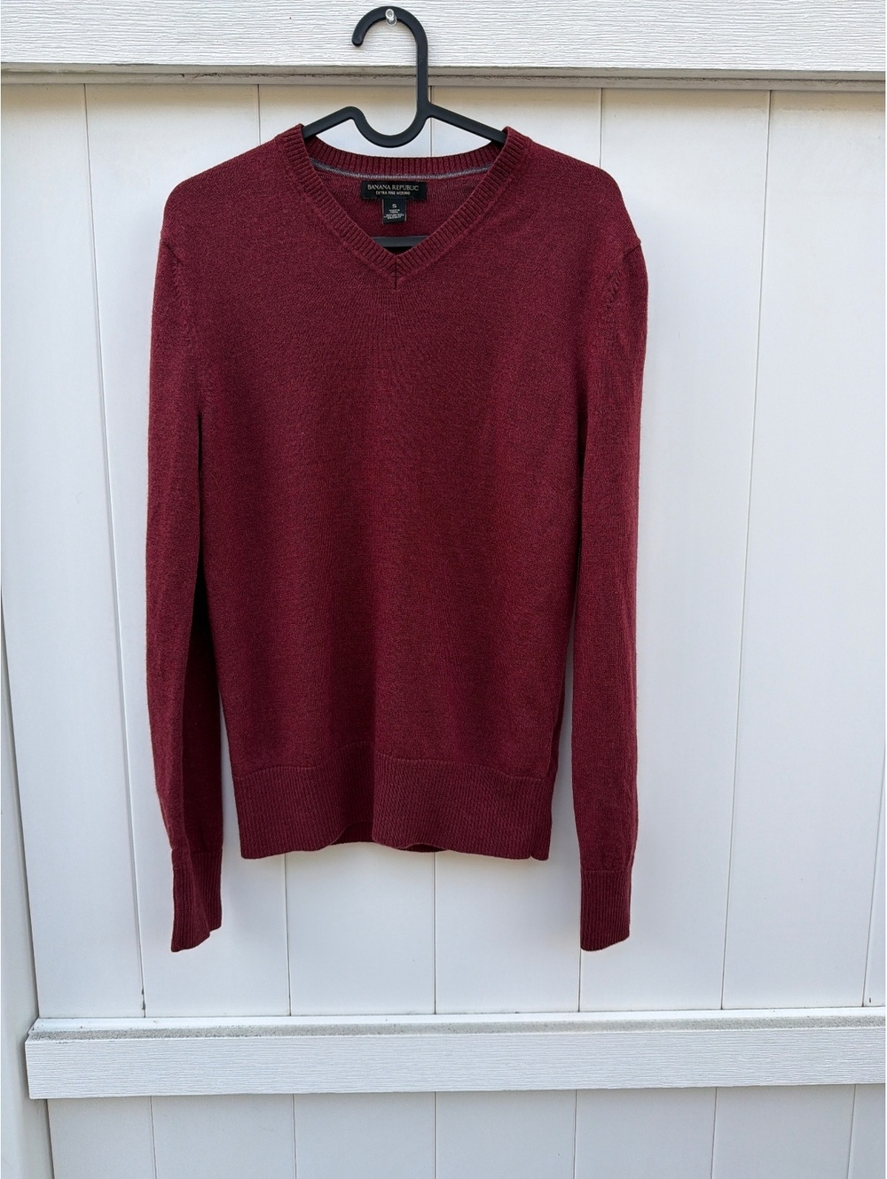 Banana Republic Men's Size S Burgundy Merino Wool V-Neck Knit Sweater